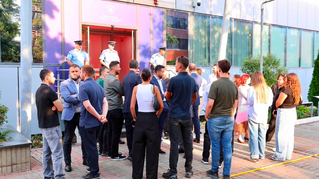 PDK edhe sot me aksion simbolik para Qeverisë, të pranishëm asamblistë nga Lipjani dhe deputetë të Aleancës