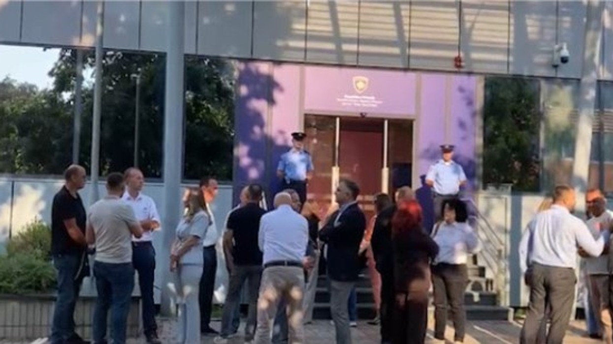 PDK edhe sot me aksion simbolik para Qeverisë, të pranishëm asamblistë nga Lipjani dhe deputetë të Aleancës