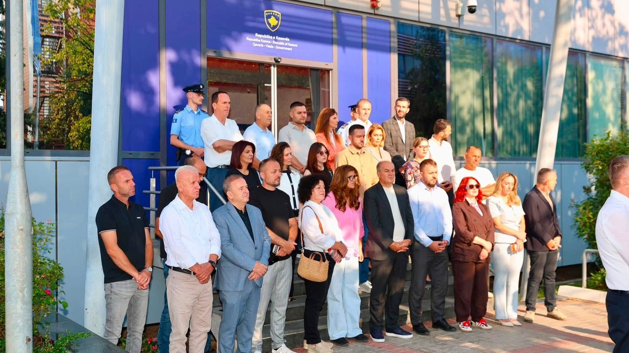 PDK edhe sot me aksion simbolik para Qeverisë, të pranishëm asamblistë nga Lipjani dhe deputetë të Aleancës