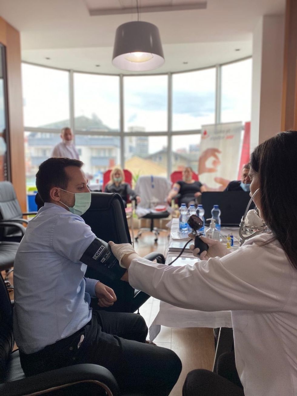 FOTO . Dhurimi i gjakut