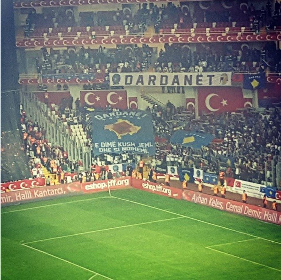 Foto e bërë nga gazetari i njohur kosovar Florim Canolli i cili njëherit është edhe komentatori i të gjitha ndeshjeve të Përfaqësueses së Kosovës