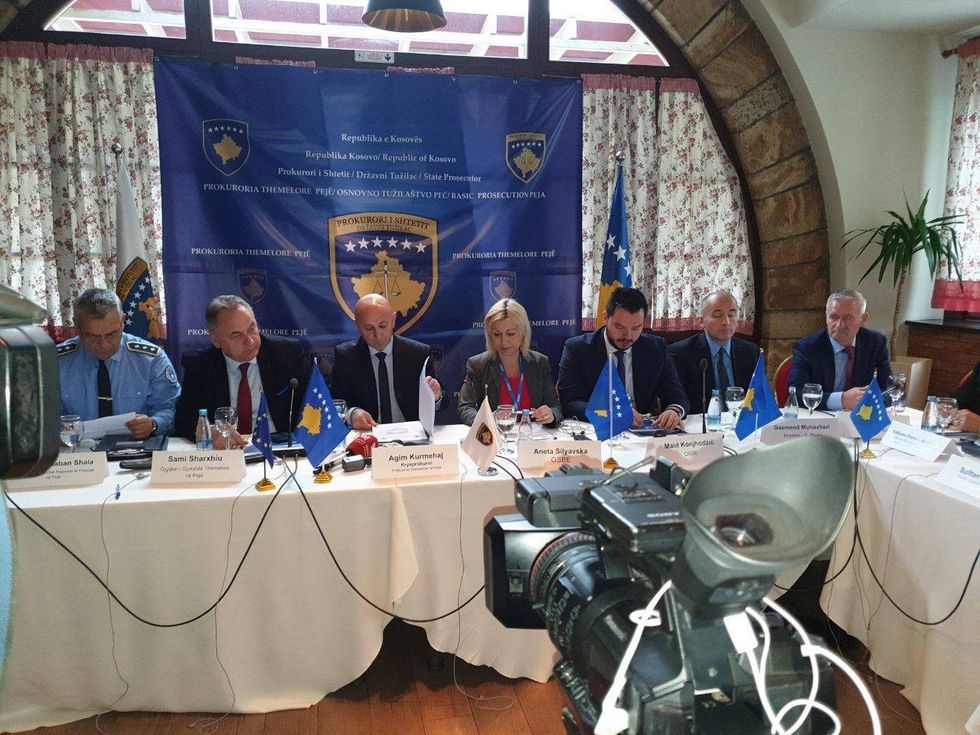 Foto gjate tryezes se organizuar nga Prokuroria Themelore e Pejes