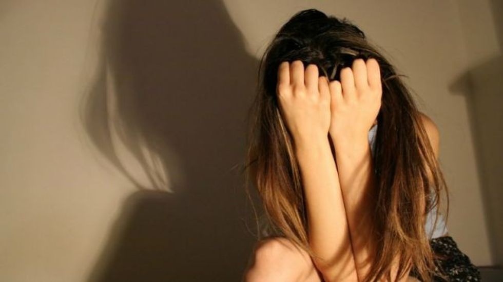 Ngacmohet seksualisht një grua në Podujevë, i dyshuari dërgohet në mbajtje
