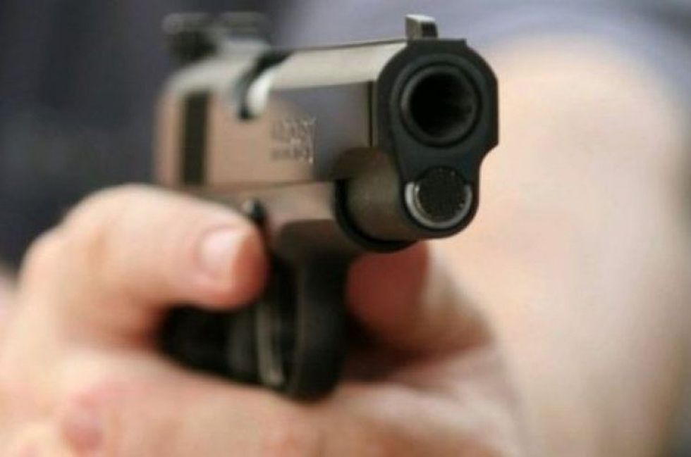 Kanosi me armë dy persona në Gjakovë, i dyshuari dërgohet në
