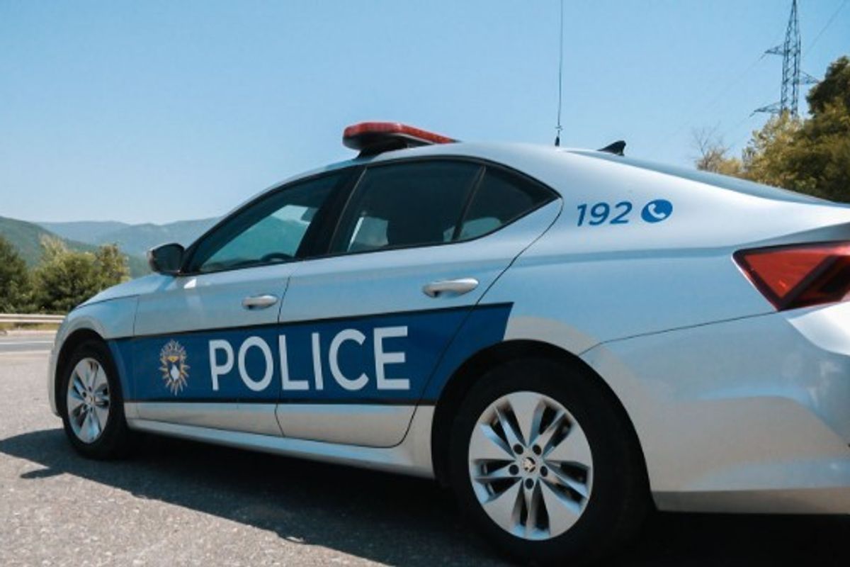 Sulmohet polici në Gjilan pasi shqiptoi në tiketë për kundërvajtje Sulmohet polici në Gjilan pasi shqiptoi në tiketë për kundërvajtje