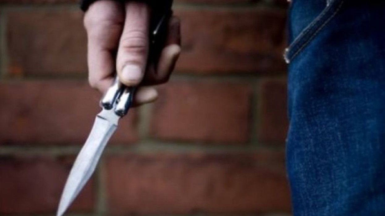 Një i mitur në Lipjan sulmon bashkëmoshatarin me thikë