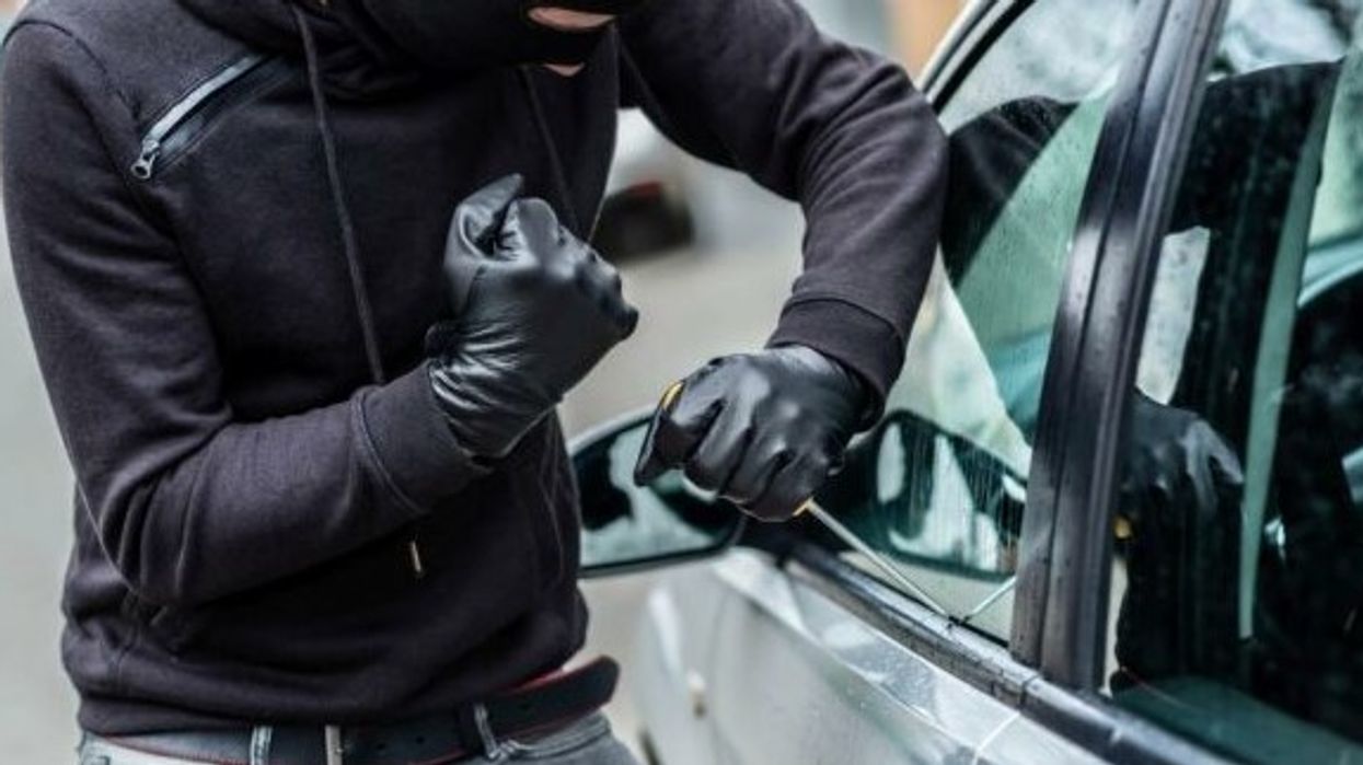 Një personi në Drenas ia vjedhin mbi 5 mijë euro në veturë, tjetrit në Lipjan i vidhet vetura në oborr të shtëpisë Një personi në Drenas ia vjedhin mbi 5 mijë euro në veturë, tjetrit në Lipjan i vidhet vetura në oborr të shtëpisë