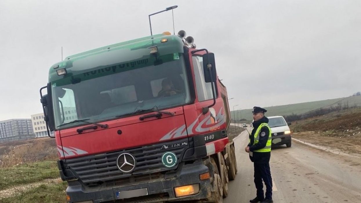 Inspektorati në Gjilan gjobit një biznes për ndotje të rrugës dhe dëmtim të trotuarit Inspektorati në Gjilan gjobit një biznes për ndotje të rrugës dhe dëmtim të trotuarit