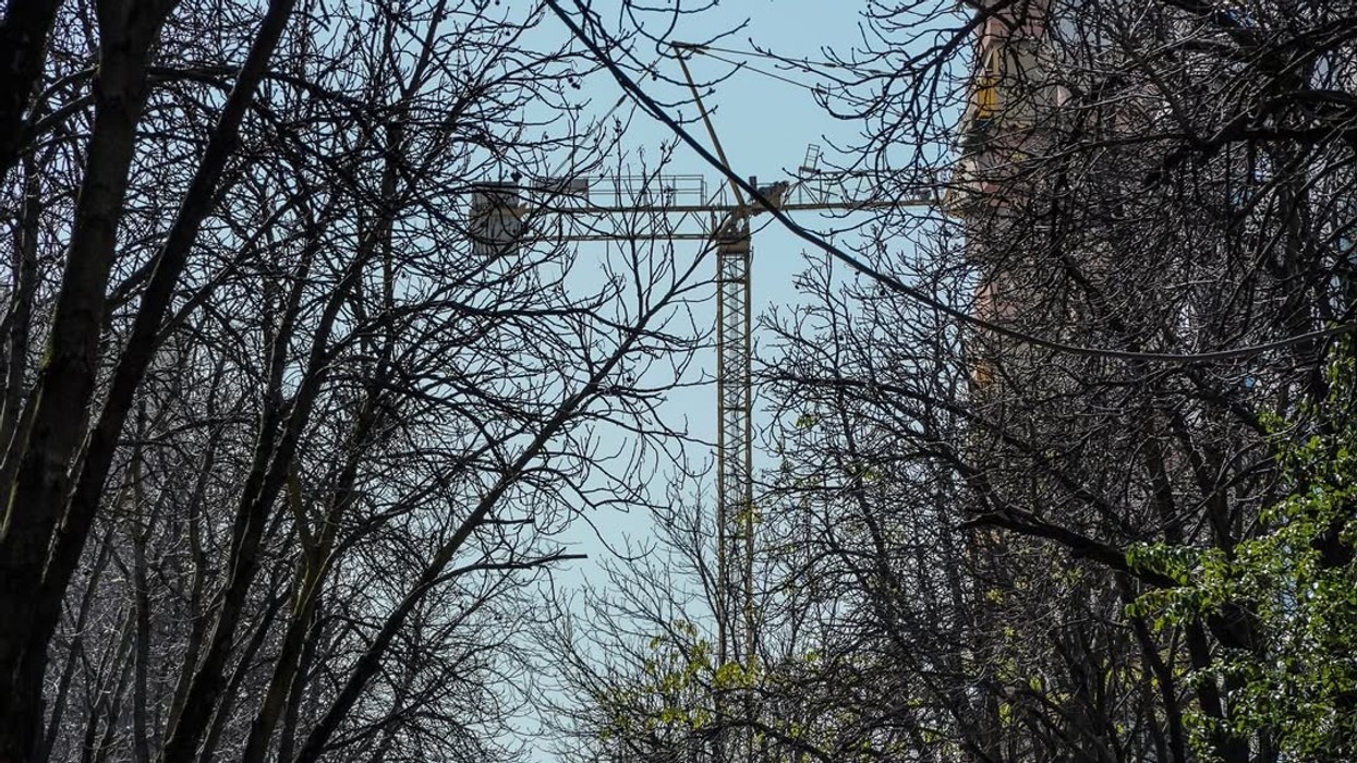 Rrëzohet një vinç në Arbëri, lëndohet një person