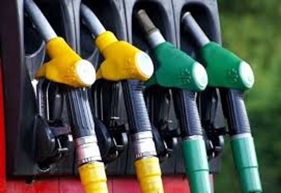 Bien çmimet e derivateve, lirohen nafta dhe benzina