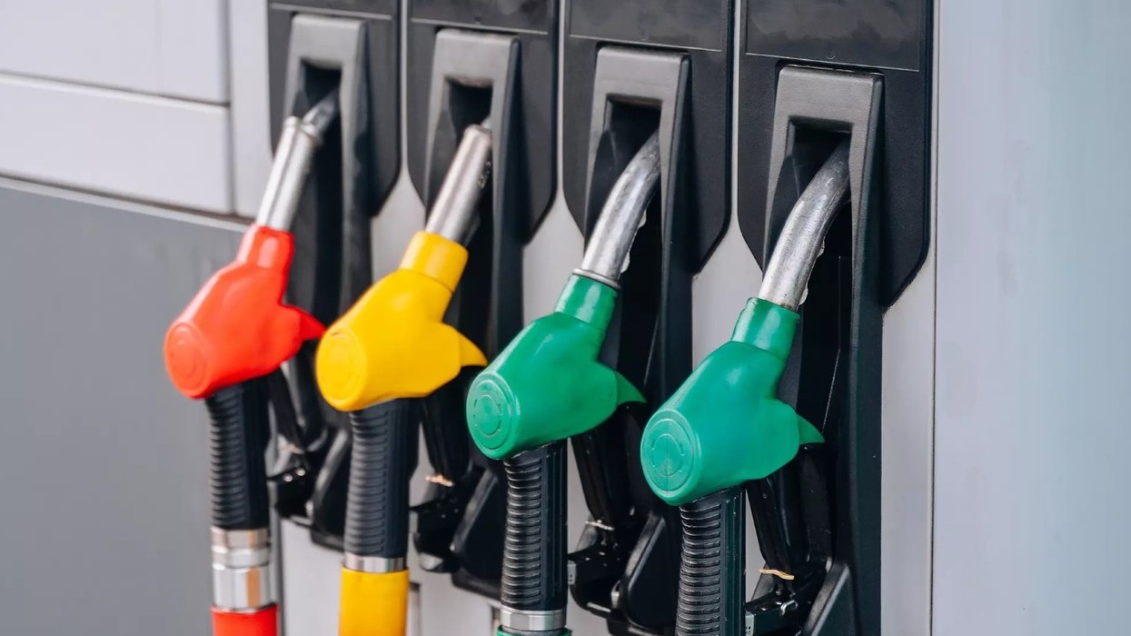 Bien çmimet e derivateve, lirohen nafta dhe benzina