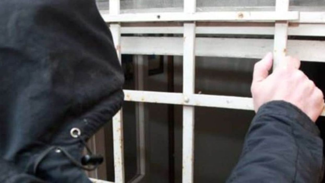 U futën në shtëpi nga dritarja dhe morën stoli ari, Policia njofton për vjedhje të rëndë në Graçanicë U futën në shtëpi nga dritarja dhe morën stoli ari, Policia njofton për vjedhje të rëndë në Graçanicë