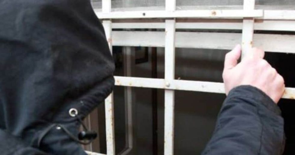 U futën në shtëpi nga dritarja dhe morën stoli ari, Policia 