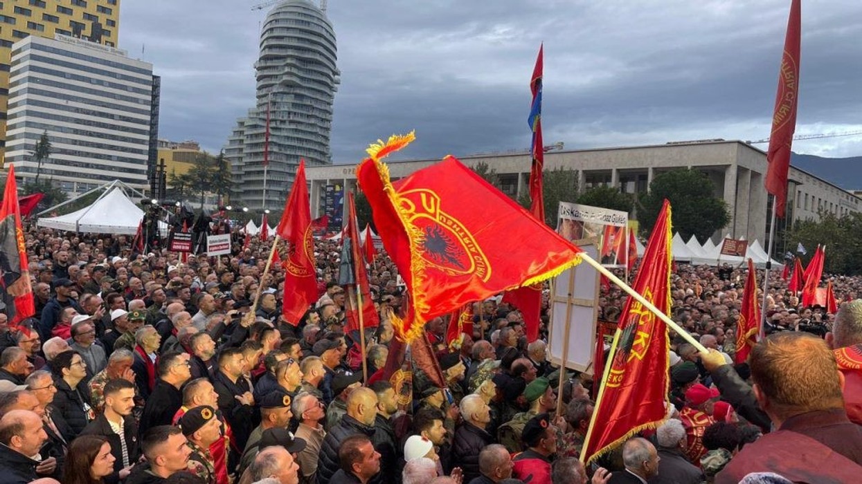Veteranët e UÇK-së iu bëjnë thirrje protestuesve në Tiranë: Mos i keqpërdorni simbolet e UÇK-së për qëllime politike