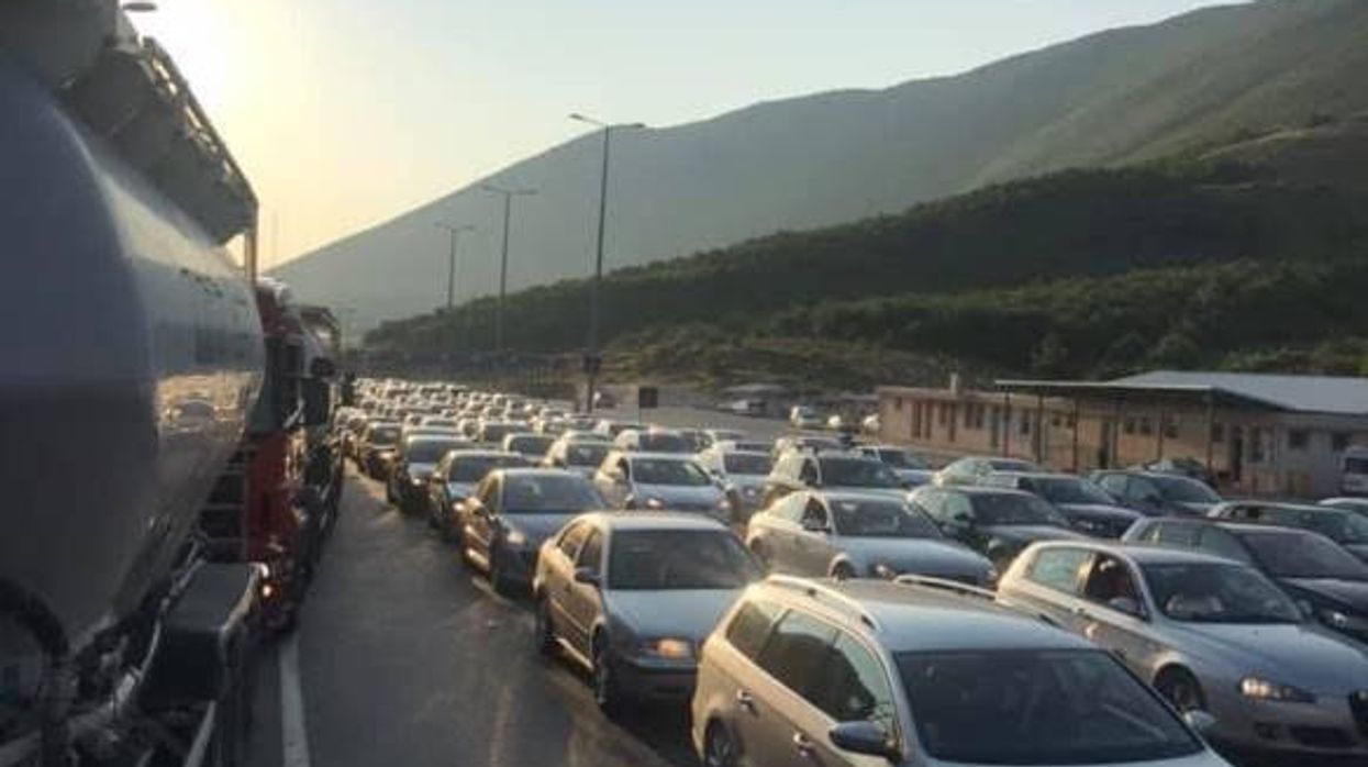 Kolona dhe pritje të gjata në dalje të Kosovës drejt Shqipërisë, autoritetet u bëjnë thirrje qytetarëve të shfrytëzojnë pika të tjera kufitare Kolona dhe pritje të gjata në dalje të Kosovës drejt Shqipërisë, autoritetet u bëjnë thirrje qytetarëve të shfrytëzojnë pika të tjera kufitare