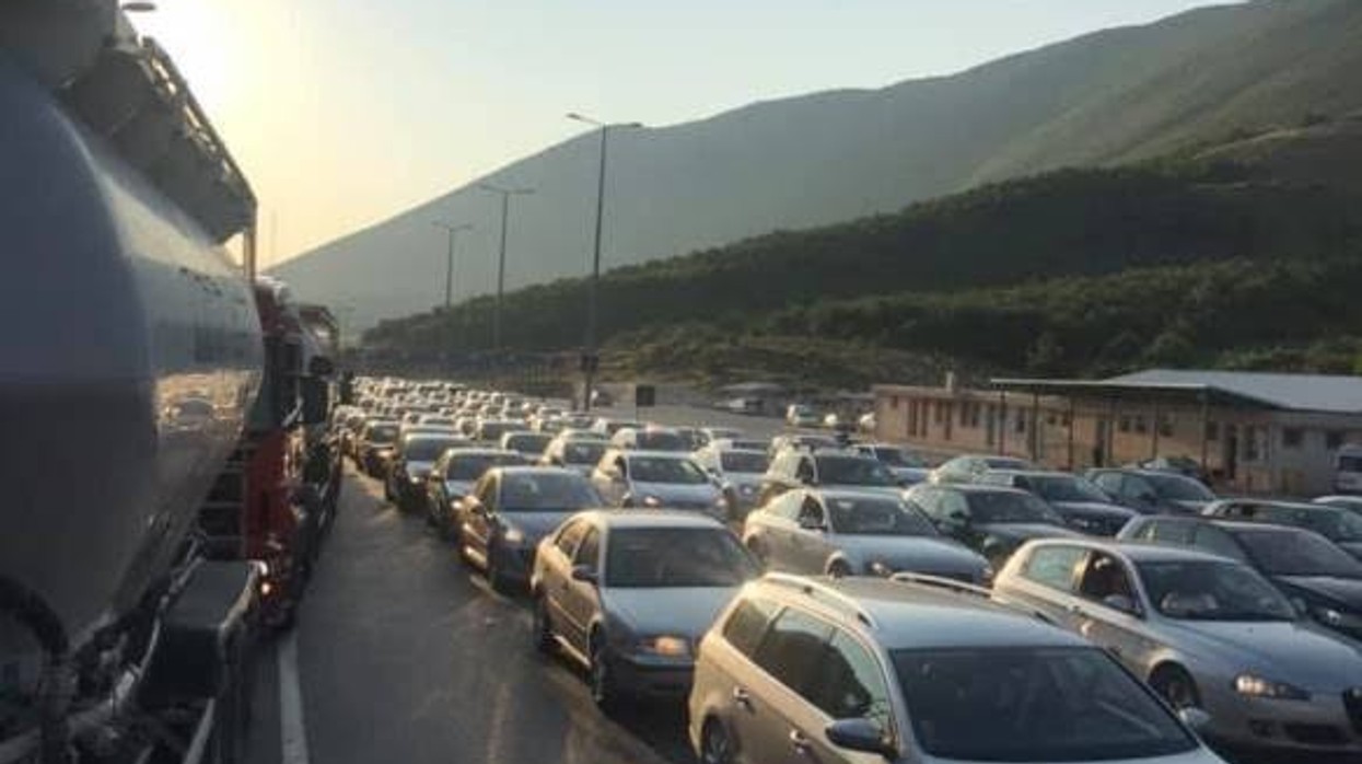 Kolona dhe pritje të gjata në dalje të Kosovës drejt Shqipërisë, autoritetet u bëjnë thirrje qytetarëve të shfrytëzojnë pika të tjera kufitare