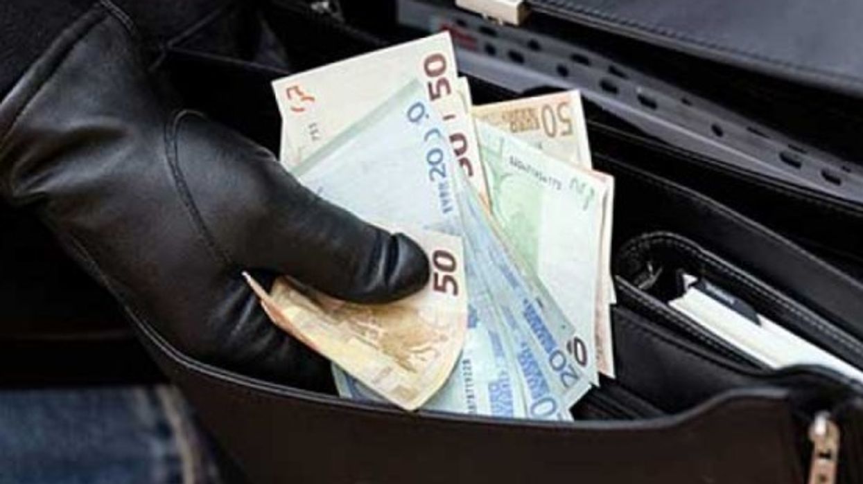 Shfrytëzoi një moment ‘pakujdesie’ dhe vodhi 220 euro nga arka e një lokali në Zveçan, Policia heton rastin Shfrytëzoi një moment ‘pakujdesie’ dhe vodhi 220 euro nga arka e një lokali në Zveçan, Policia heton rastin