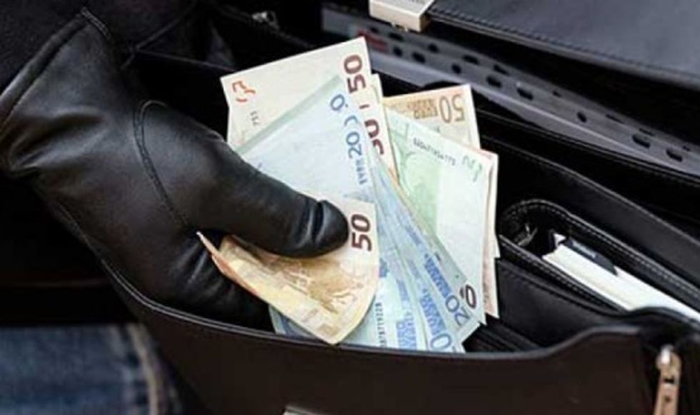Shfrytëzoi një moment ‘pakujdesie’ dhe vodhi 220 euro nga arka e një lokali në Zveçan, Policia heton rastin