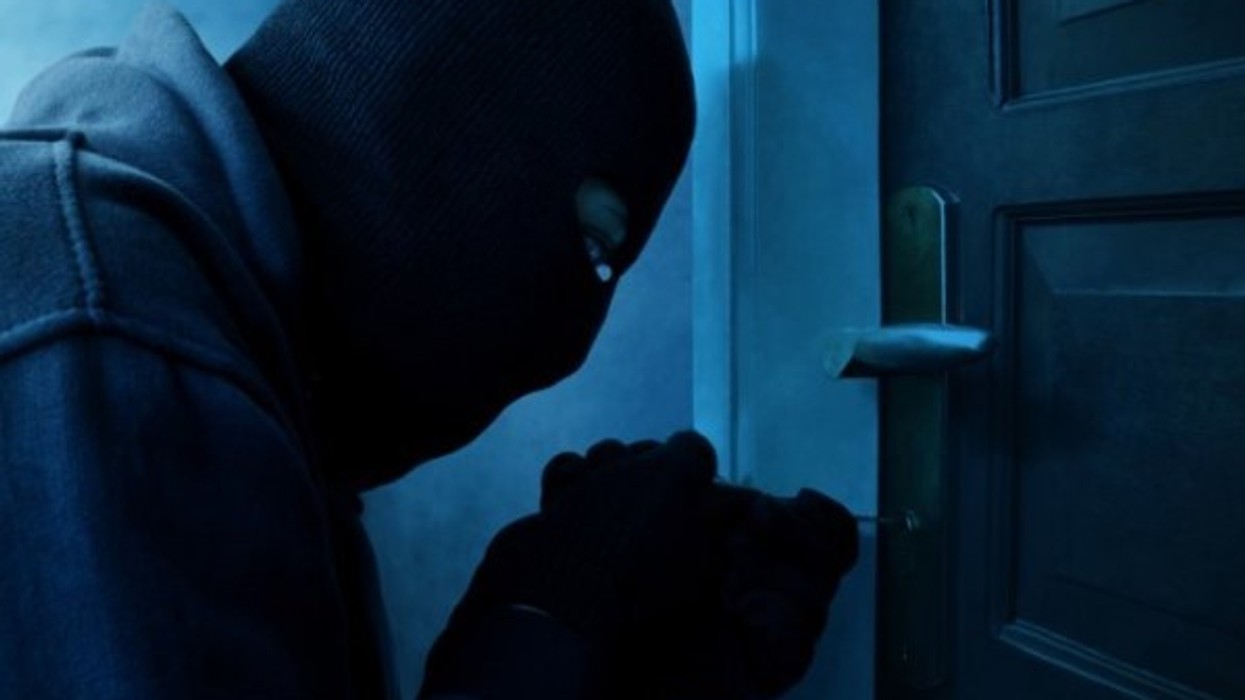 Hapën derën pasi ra zilja, katër persona hynë në banesë dhe i grabitën nën kërcënimin e armës