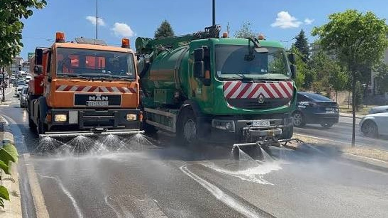 Kaçaniku njofton për pastrimin dhe larjen e rrugëve gjatë natës, kërkohet largimi i automjeteve