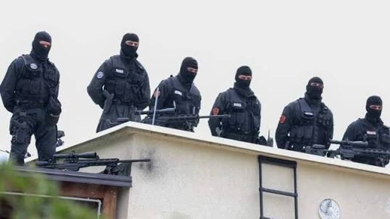 RENEA zbarkon në Korçë pas vrasjes së ish-ushtarit, i riu nuk gjendet në banesë, zbulohet fotoja e autorit