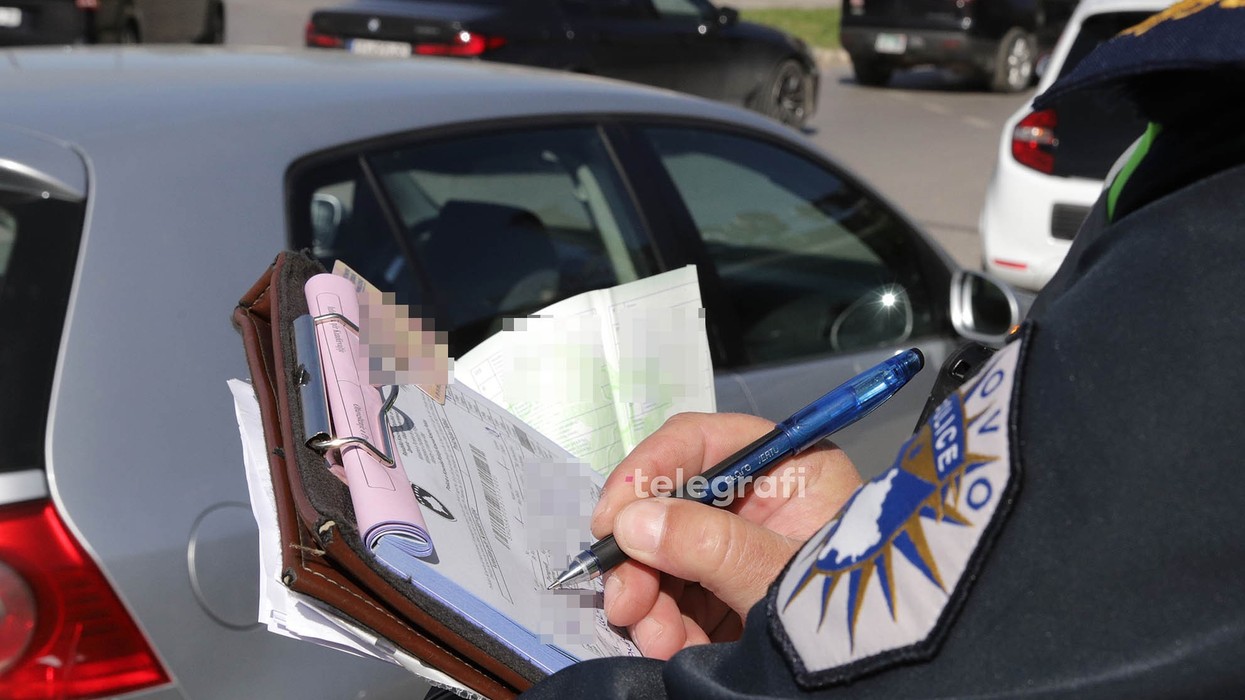 Shqiptuan tiketë për kundërvajtje, sulmohen dy policë në Prishtinë