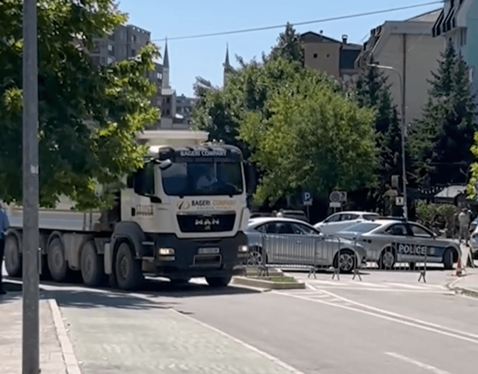 Nesër kufizohet qarkullimi i kamionëve mbi 20 tonë në autoudhët e Kosovës