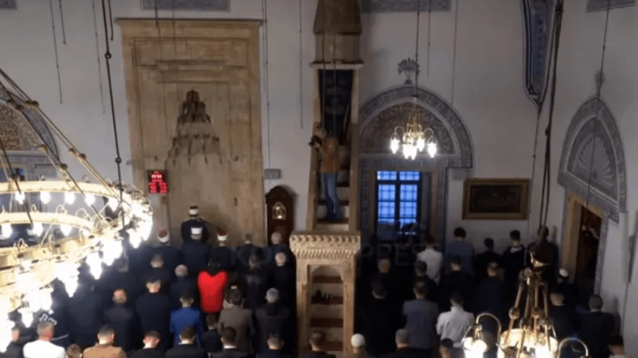 Besimtarët myslimanë festojnë Fitër Bajramin