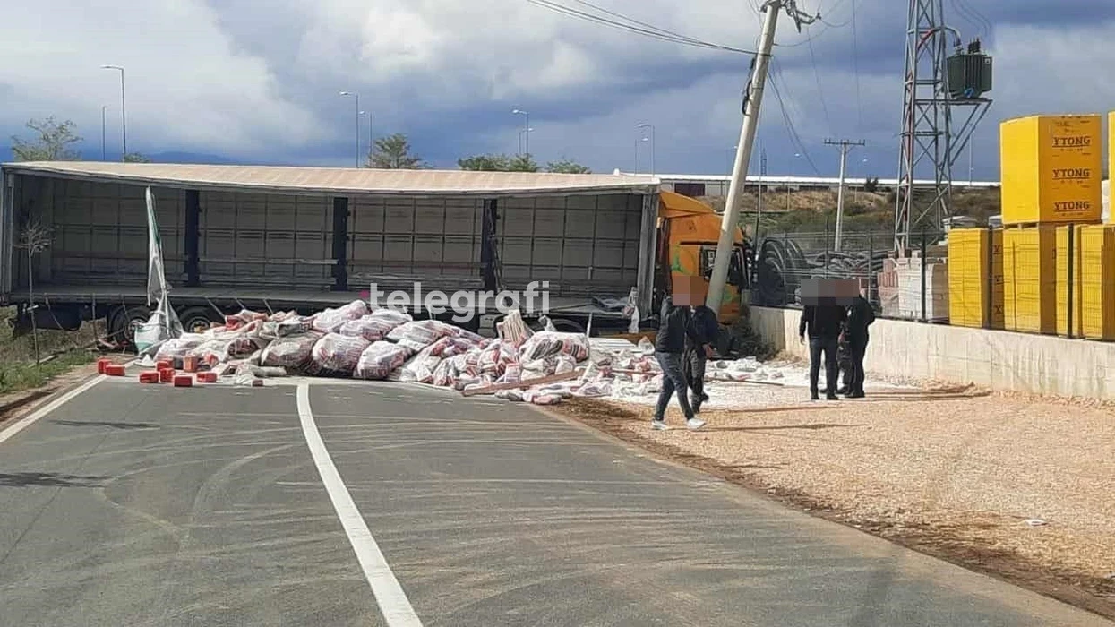 Vetaksident në autostradën “Ibrahim Rugova”, kamioni me zhavorr bllokon një pjesë të rrugës