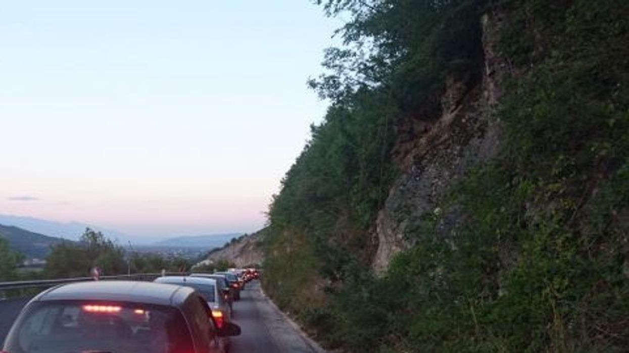 Kolona dhe pritje deri në një orë në pikën kufitare Muçibabë Kolona dhe pritje deri në një orë në pikën kufitare Muçibabë