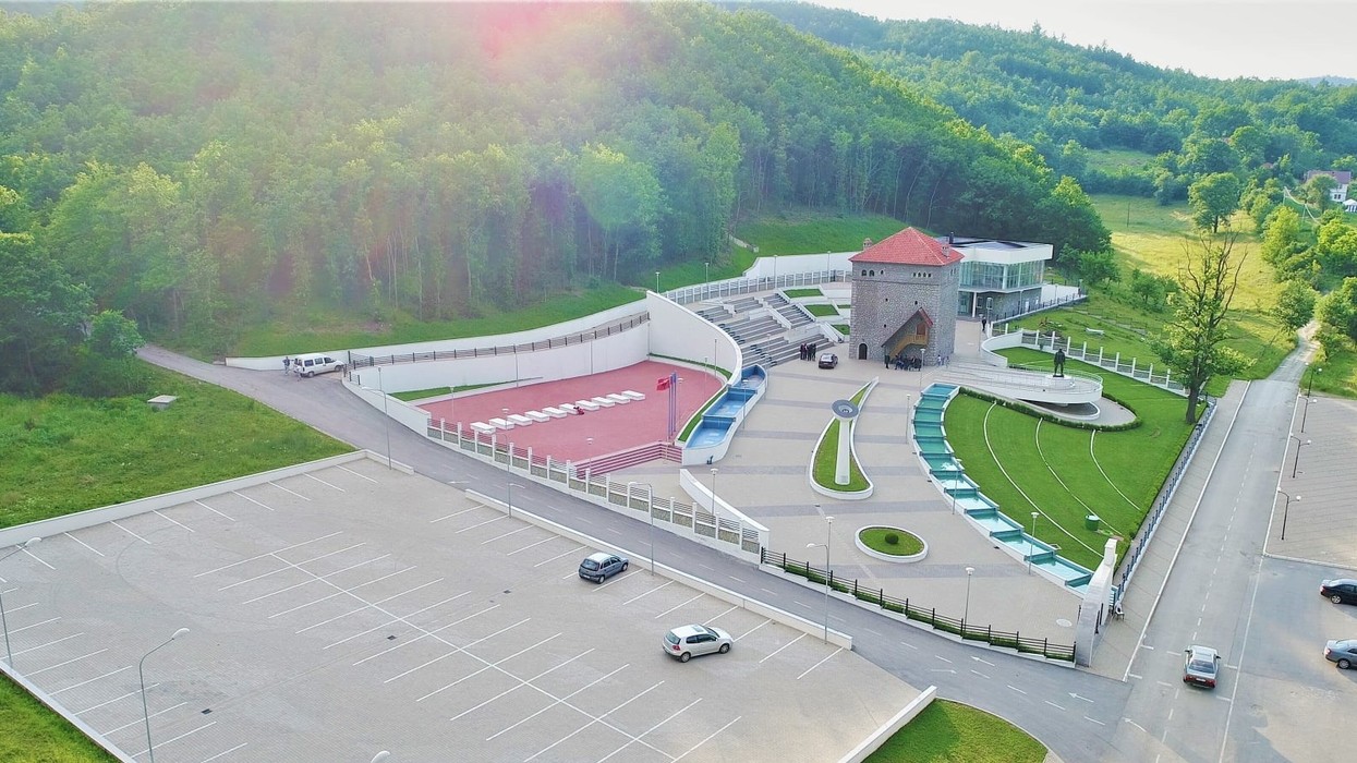 Dëmtohet objekti në Kompleksin Memorial "Zahir Pajaziti", policia nis hetimet