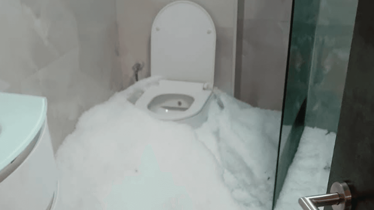Stuhia e fuqishme me breshër mbulon banjën e një shtëpie në Drenoc të Malishevës Stuhia e fuqishme me breshër mbulon banjën e një shtëpie në Drenoc të Malishevës