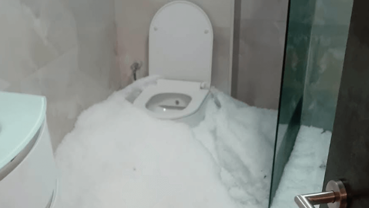 Stuhia e fuqishme me breshër mbulon banjën e një shtëpie në Drenoc të Malishevës