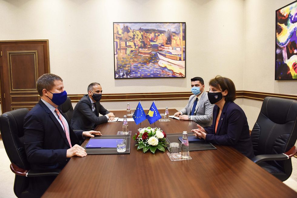 Foto nga takimi i ministres Gervalla me shefin e Zyres se BE se ne Kosove scaled