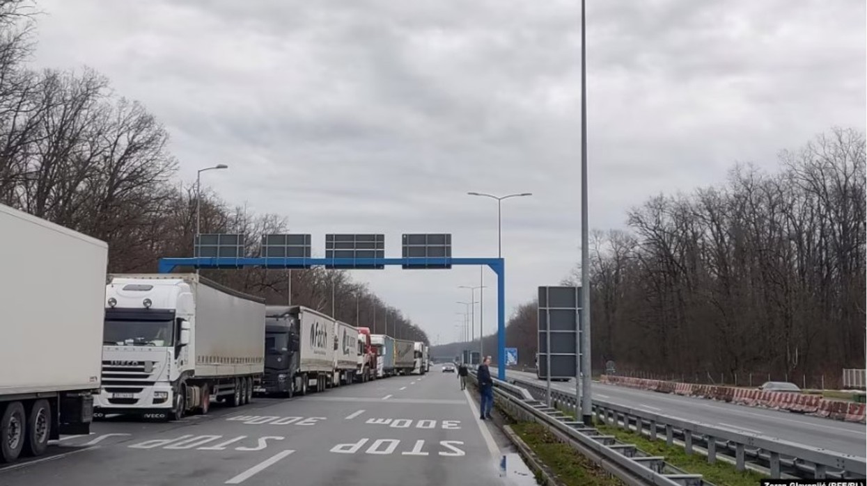 Vazhdon bllokada e transportuesve rajonalë në kufijtë me BE-në