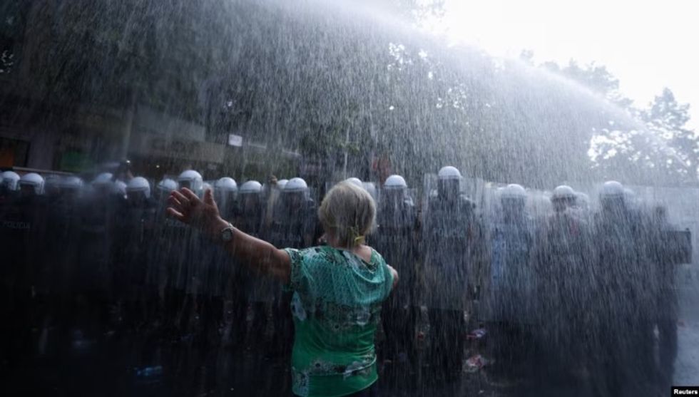 Disa të lënduar teksa protestuesit përplasen me policinë në protestën antiqeveritare në Shqipëri