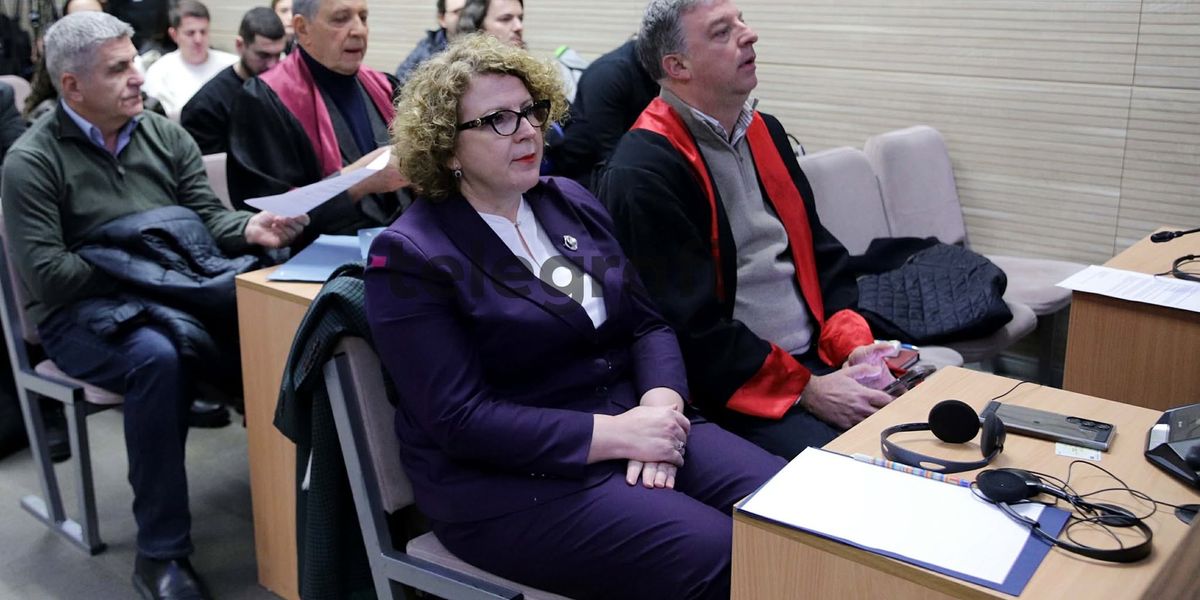 Aktakuza ndaj Hajdarit dhe të tjerëve, mbyllet për publikun seanca fillestare për “Rezervat shtetërore” Aktakuza ndaj Hajdarit dhe të tjerëve, mbyllet për publikun seanca fillestare për “Rezervat shtetërore”