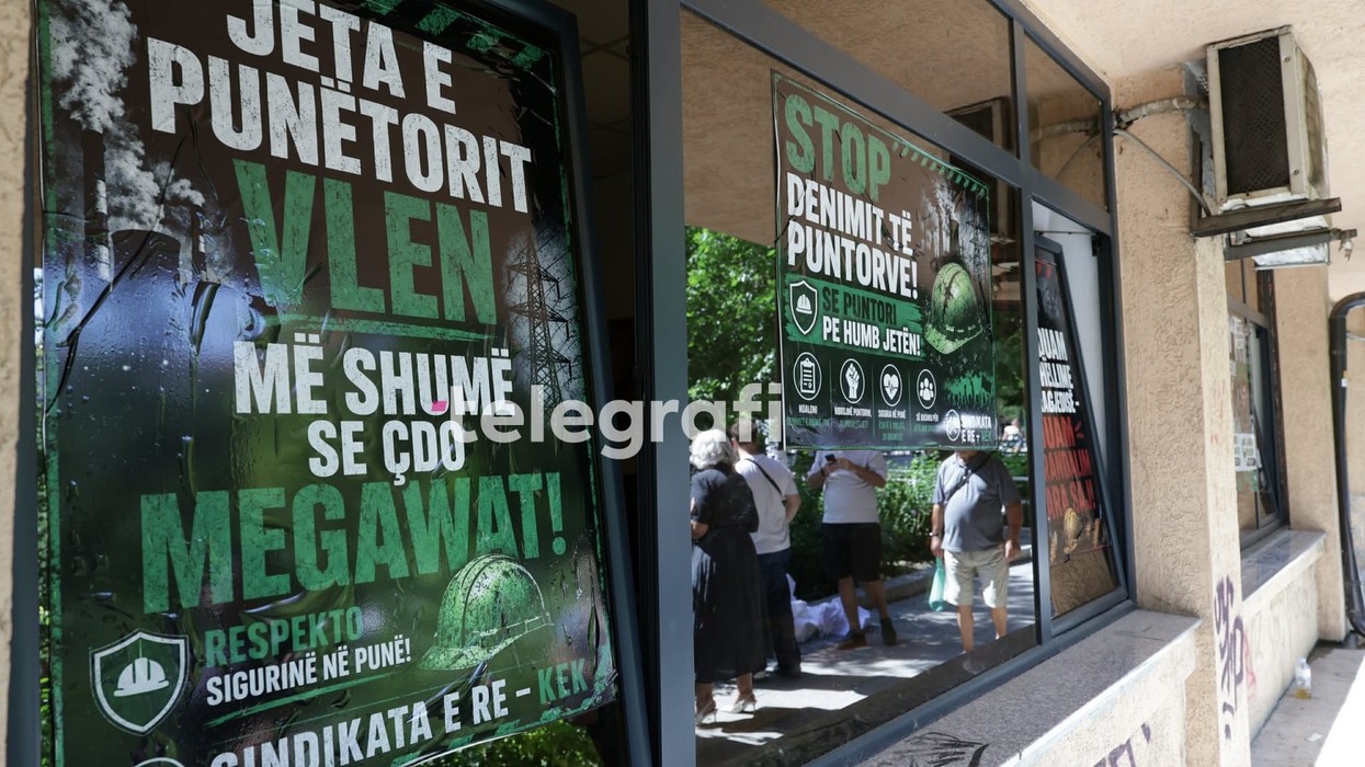 “Punëtorët nuk janë numra, janë jetë”, Sindikata e Re e KEK-ut me aksion simbolik para zyrave të KEK-ut