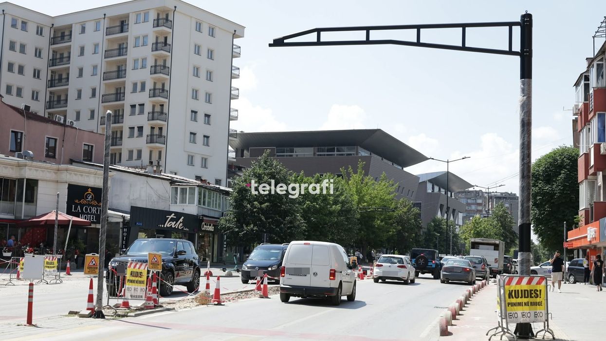 Semaforë të rinj në rrugën "Agim Ramadani", vendosen konstruksionet mbajtëse Semaforë të rinj në rrugën