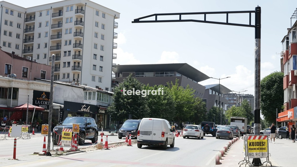 Semaforë të rinj në rrugën "Agim Ramadani", vendosen konstruksionet mbajtëse