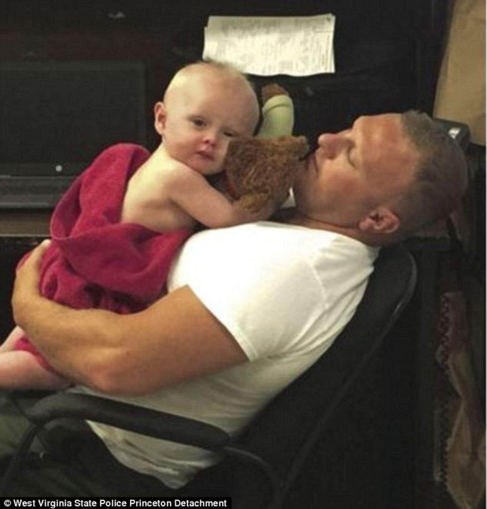 Fotografia e fëmijës që qeshë në lavaman eshte popullarizuar per nje arsye te veçante foto 3