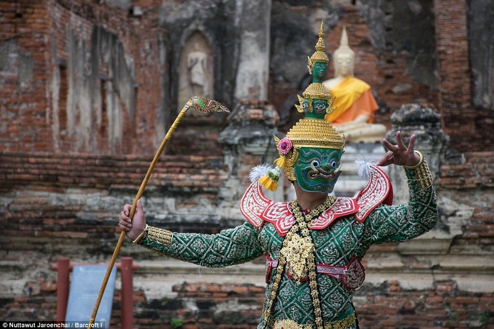 Fotografitë e mahnitshme që e shfaqin vallëzimin e lashtë tajlandez foto 10