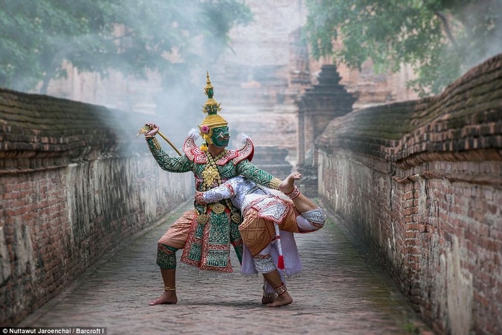 Fotografitë e mahnitshme që e shfaqin vallëzimin e lashtë tajlandez foto 12