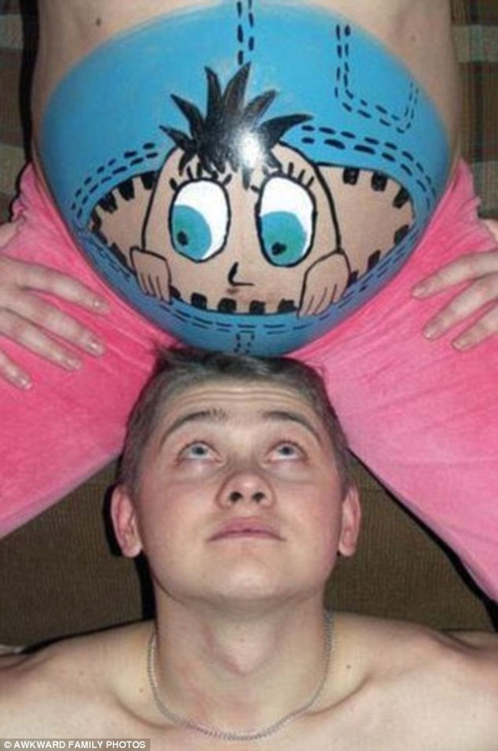 Fotografitë më bizare që tregojnë se partnerët po presin të bëhen prindër foto 7