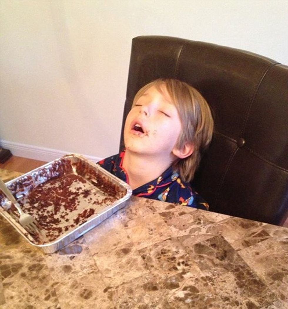 Fotografitë që tregojnë se fëmijët mund ti ze gjumi edhe ne vendet me te pazakonta foto 8