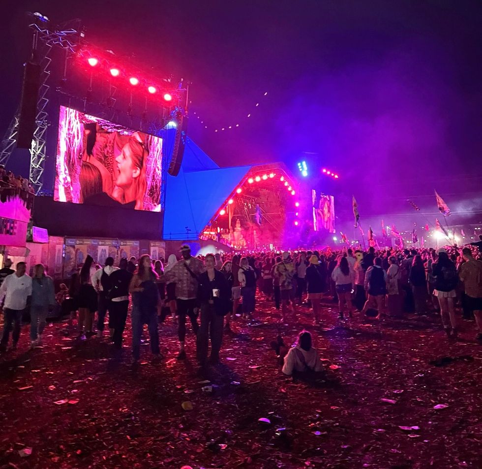 Fotot dhe videot më vonë treguan më shumë boshllëqe në turmë