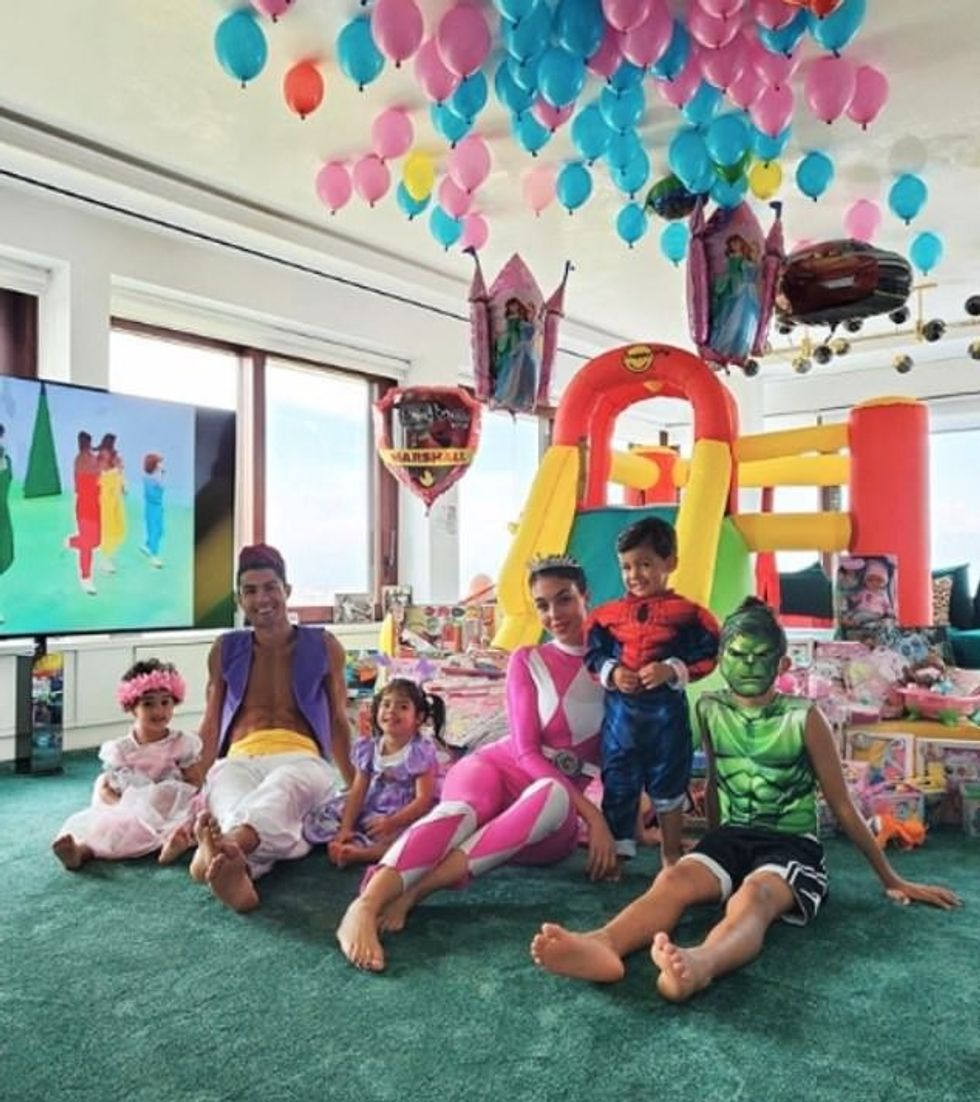 Fotot janë realizuar në vitin 2020 ku ai festoi ditëlindjen e dytë të binjakëve të tij