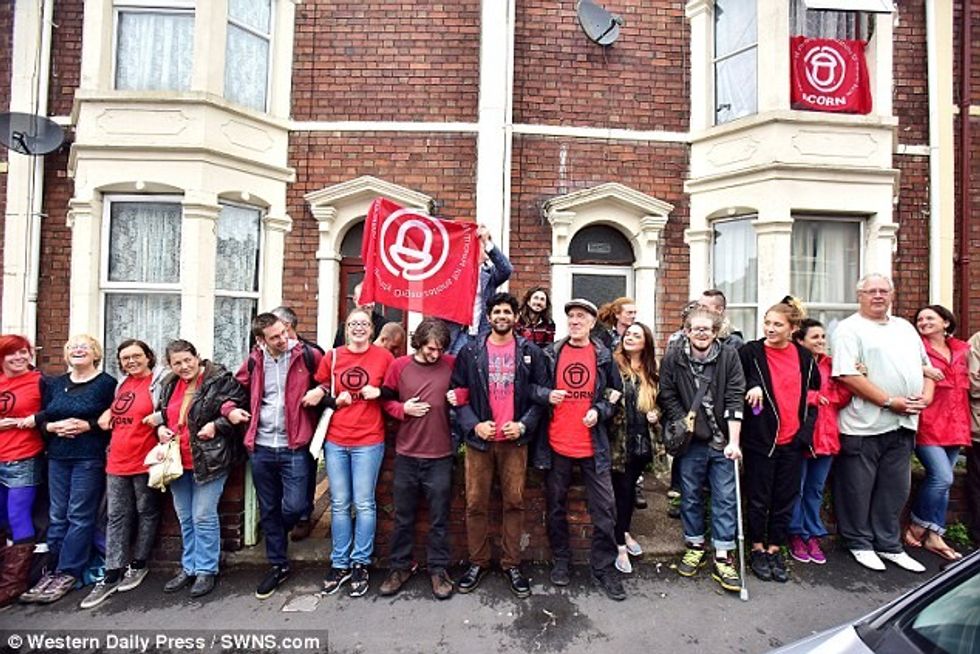 Fqinjët rrethojnë shtëpinë për ta mbrojtur një grua nga dëbimi foto 2