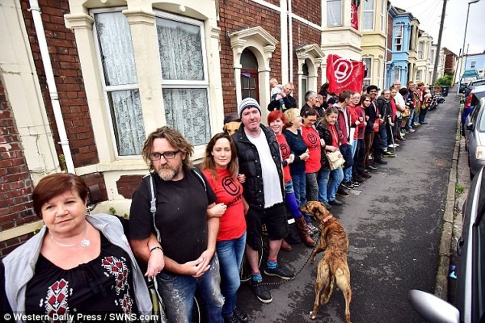 Fqinjët rrethojnë shtëpinë për ta mbrojtur një grua nga dëbimi foto 3