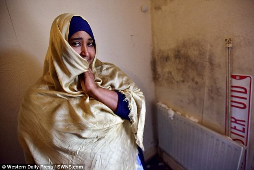 Fqinjët rrethojnë shtëpinë për ta mbrojtur një grua nga dëbimi foto 4